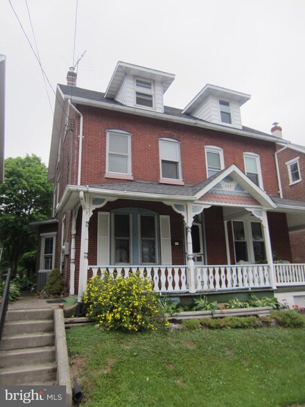 225 Yost Ave, Spring City, PA 19475