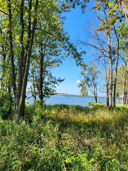 7236 Farnham Rd, Lysander, NY 13112