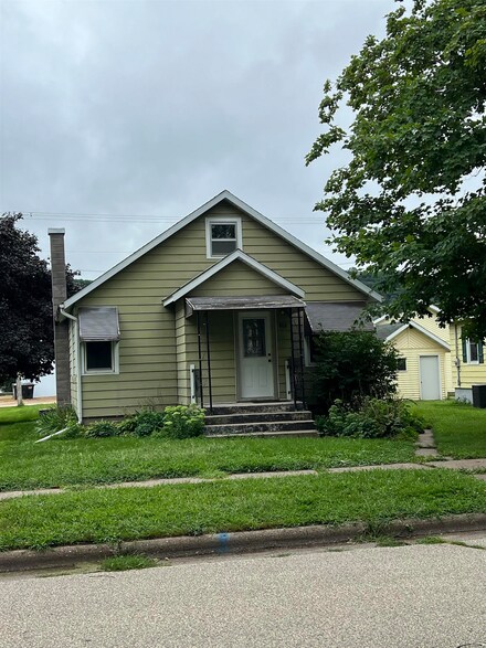 802 N Michigan St, Prairie Du Chien, WI 53821