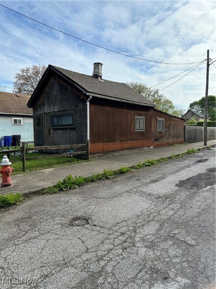 1590 & 1594 E 39th St, Cleveland, OH 44114