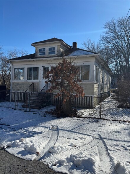 7 Duluth St, Fall River, MA 02721