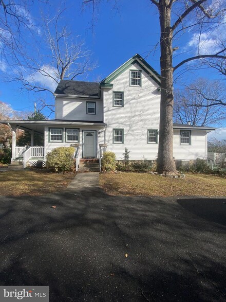 536 N Shore Rd, Absecon, NJ 08201