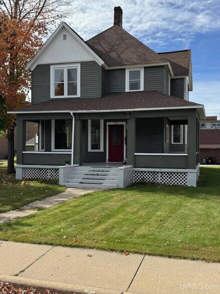 713 Iron St, Norway, MI 49870