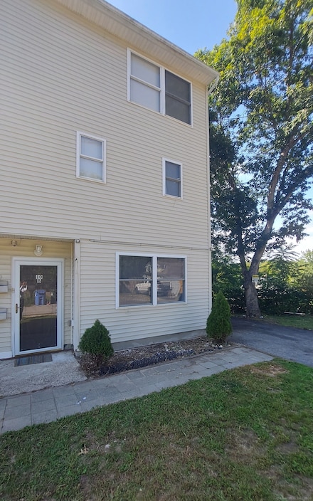 10 Hillcrest St Unit B, Norwich, CT 06360