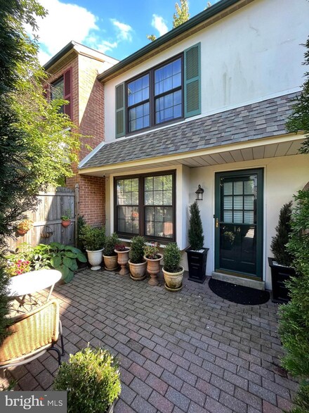 255 Lowrys Ln Unit B14, Bryn Mawr, PA 19010
