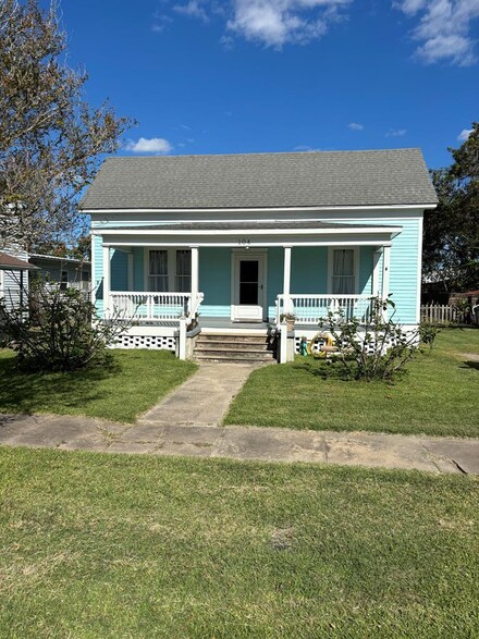 104 Welch Ave, Palacios, TX 77465