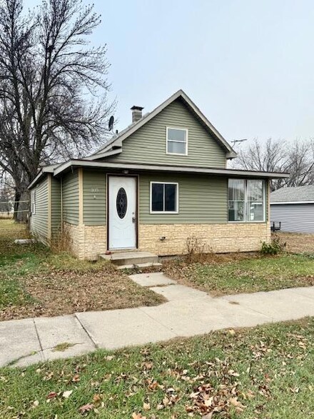 105 S Lake St, Belview, MN 56214