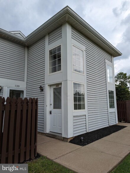 122 Wheatsheaf Ln, Telford, PA 18969