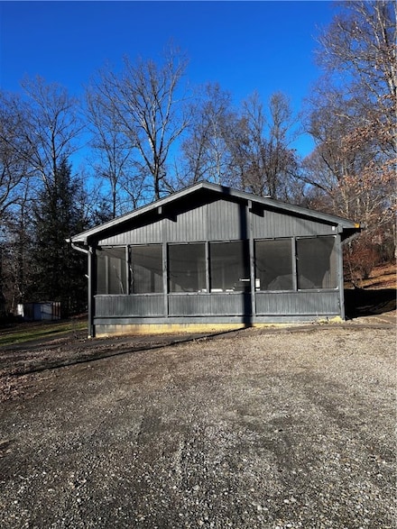 135 Tanager Dr, New Alexandria, PA 15670
