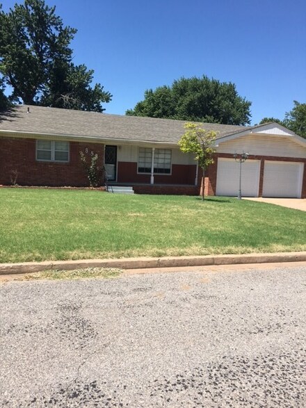 858 Mimosa Dr, Watonga, OK 73772