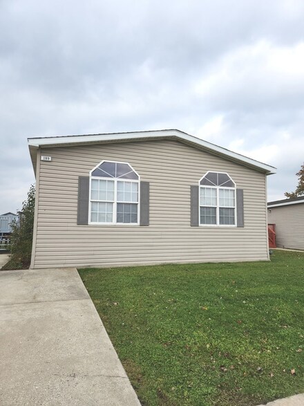 189 Blue Jay Dr, Sauk Village, IL 60411