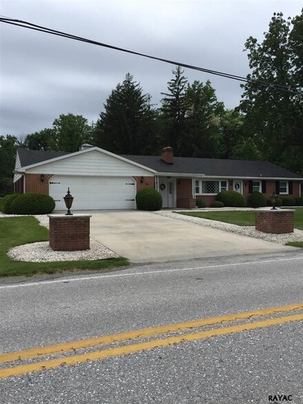 54 Peach Glen Idaville Rd, Gardners, PA 17324