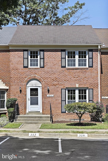 4936 Carriagepark Rd, Fairfax, VA 22032