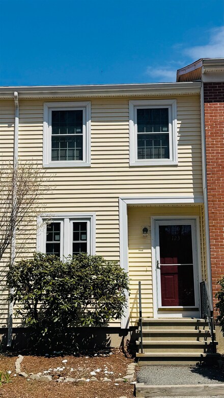 123 Fox Hollow Way, Manchester, NH 03104