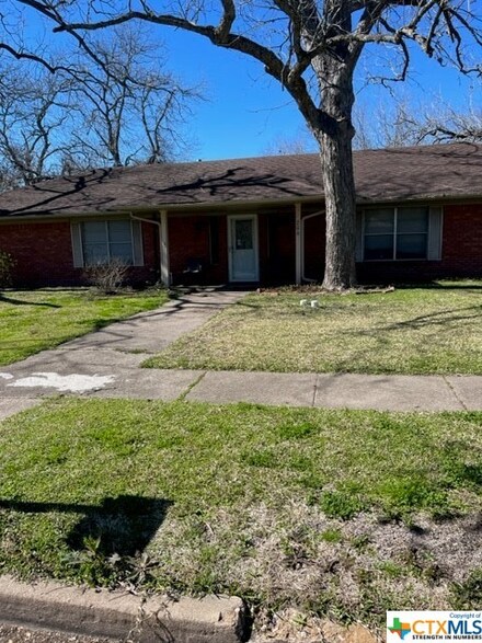 206 Hubbard St, Yoakum, TX 77995