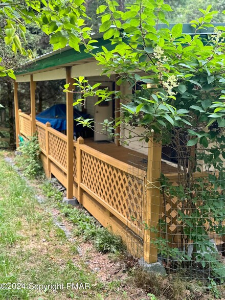 68 Yogi Blvd, Hawley, PA 18428