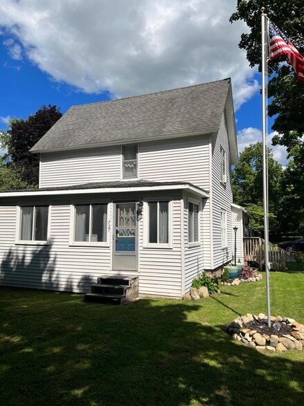 727 S Dibble St, Hastings, MI 49058