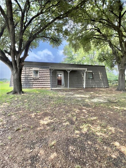 6 Manning Ln, Madisonville, TX 77864
