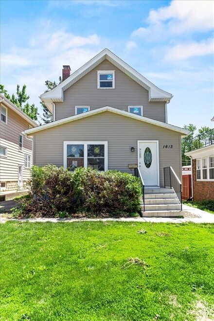 1613 Maple Dr NW, Cedar Rapids, IA 52405