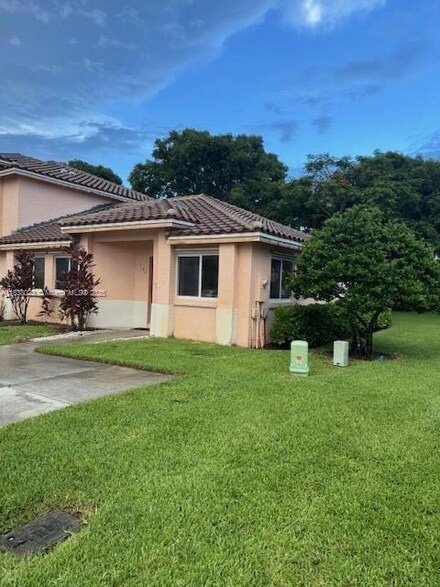 707 NW 208th Dr, Pembroke Pines, FL 33029
