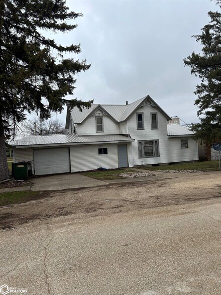 203 W Lost Island St, Graettinger, IA 51342