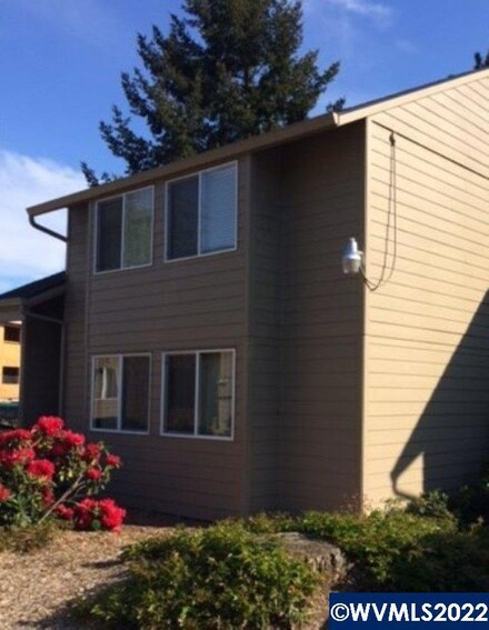 1030 6th St, Woodburn, OR 97071