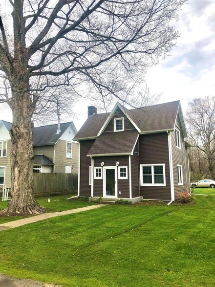 900 E 2nd St, Union Mills, IN 46382