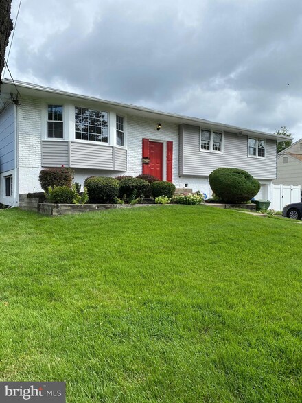 22 Jade Ln, Cherry Hill, NJ 08002