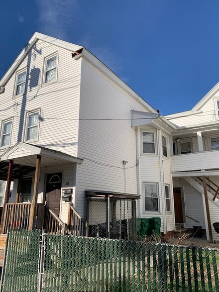 85 School St, Chicopee, MA 01013