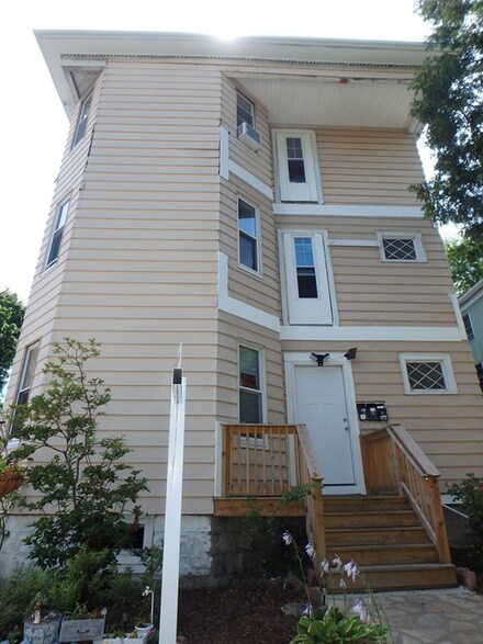 8 Courtland St, Worcester, MA 01602