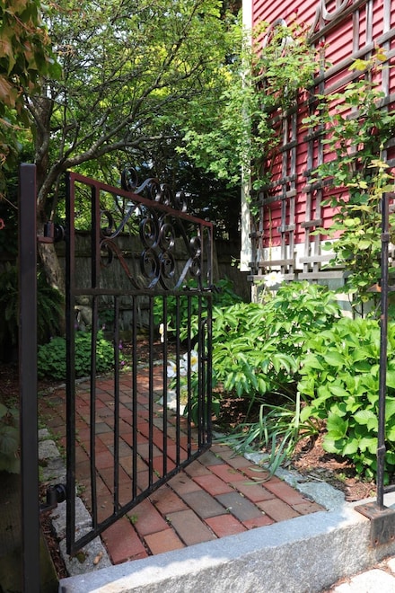 11 Howard St, Portsmouth, NH 03801