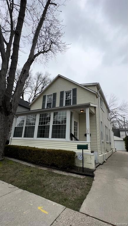 124 Muir Rd Unit Upper, Grosse Pointe Farms, MI 48236
