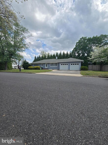 201 W Arctic Ave, Minotola, NJ 08341