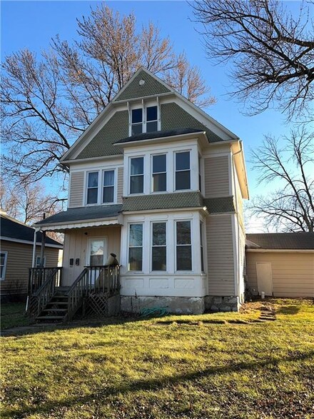 810 Osage Ave, Chariton, IA 50049