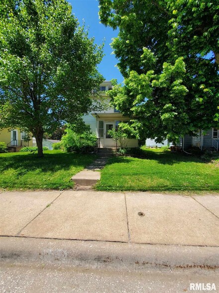 2012 17th St, Rock Island, IL 61201