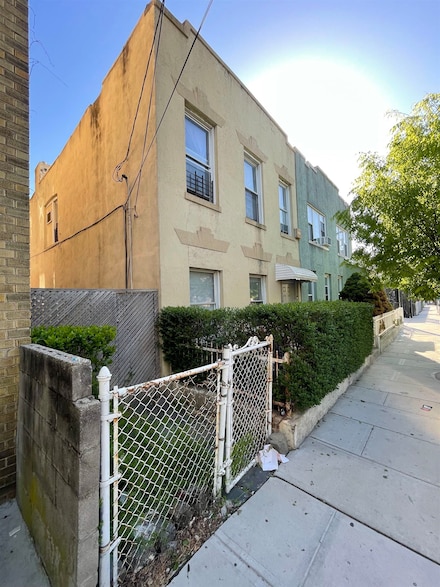 316 44th St, Union City, NJ 07087