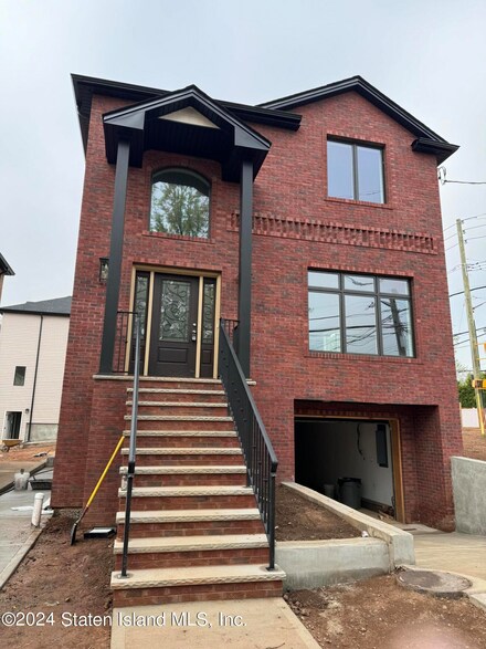 4 Tacoma St, Staten Island, NY 10304