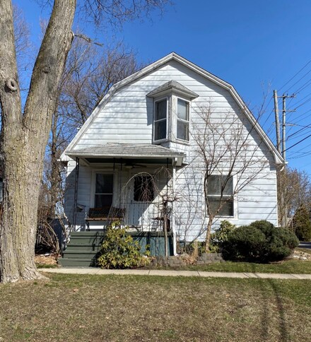 11 Barry St, Hillsdale, MI 49242