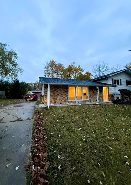 1440 Gentry Rd, Hoffman Estates, IL 60169