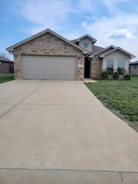 2111 S Jonathan Hunter St, Joplin, MO 64804
