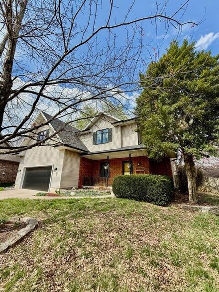 2135 W Royal Oak Dr, Springfield, MO 65810