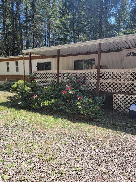 125 Floyd Ln, Cave Junction, OR 97523