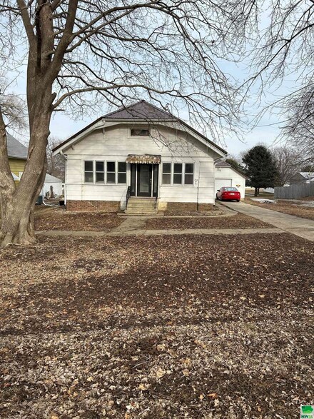 305 Ferry Ave, Cushing, IA 51018