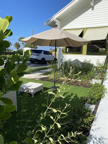 230 N Lakeside Dr, Lake Worth, FL 33460