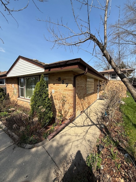 327 Iroquois Rd, Hillside, IL 60162