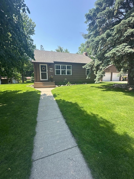 2004 7th St SW, Willmar, MN 56201