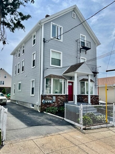 24 Davis St, Pawtucket, RI 02860