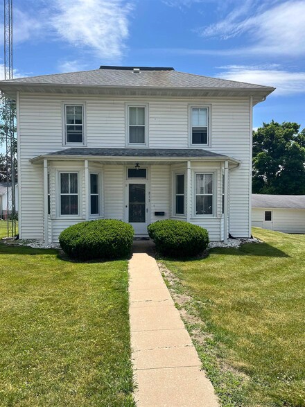 215 E Lincoln Ave, Lancaster, WI 53813