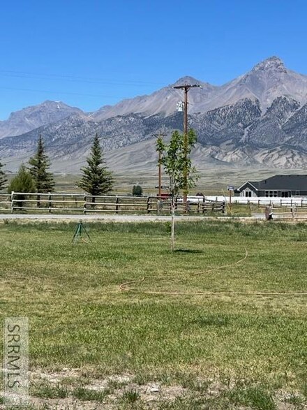 4265 Summit Dr, MacKay, ID 83251