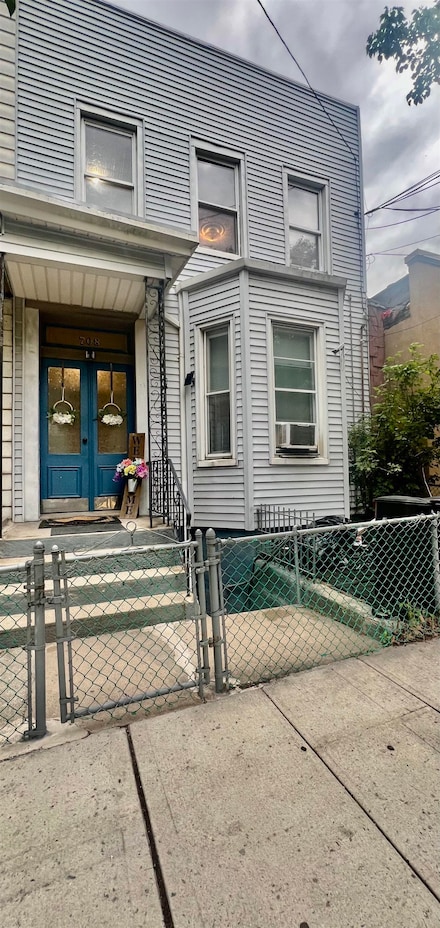708 6th St, Union City, NJ 07087